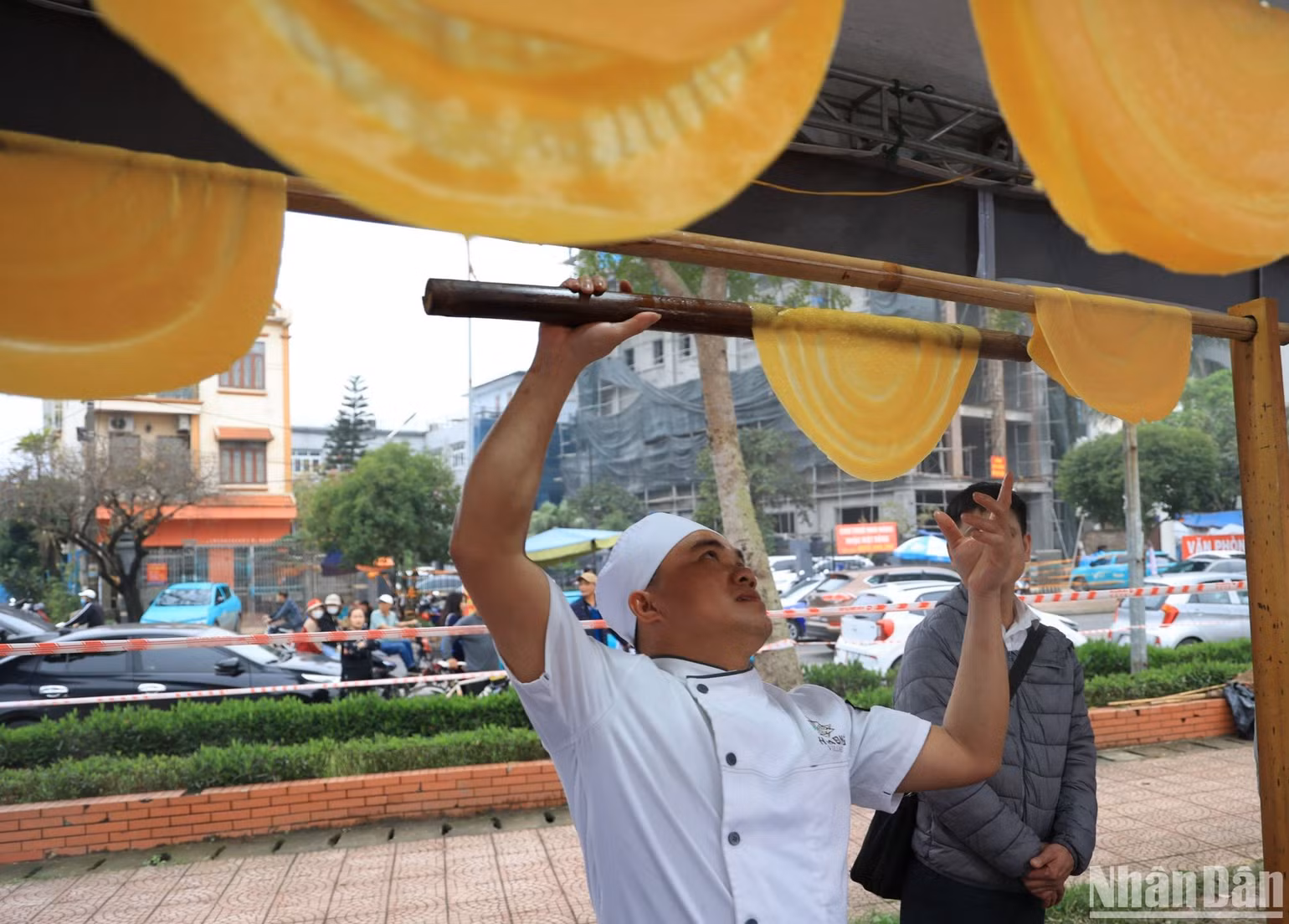 Đầu bếp Hoàng Mạnh Cầm tráng sợi phở ngô trình diễn với du khách.
