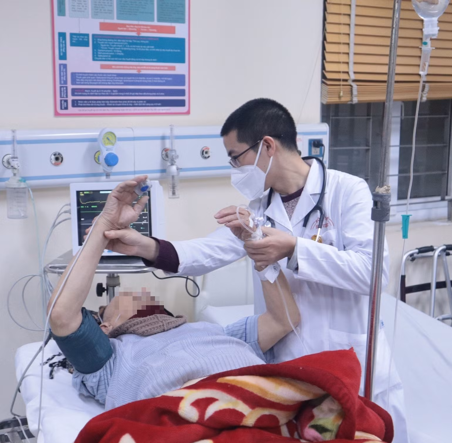 Các bác sĩ xuyên đêm khám, cấp cứu cho người bệnh.
