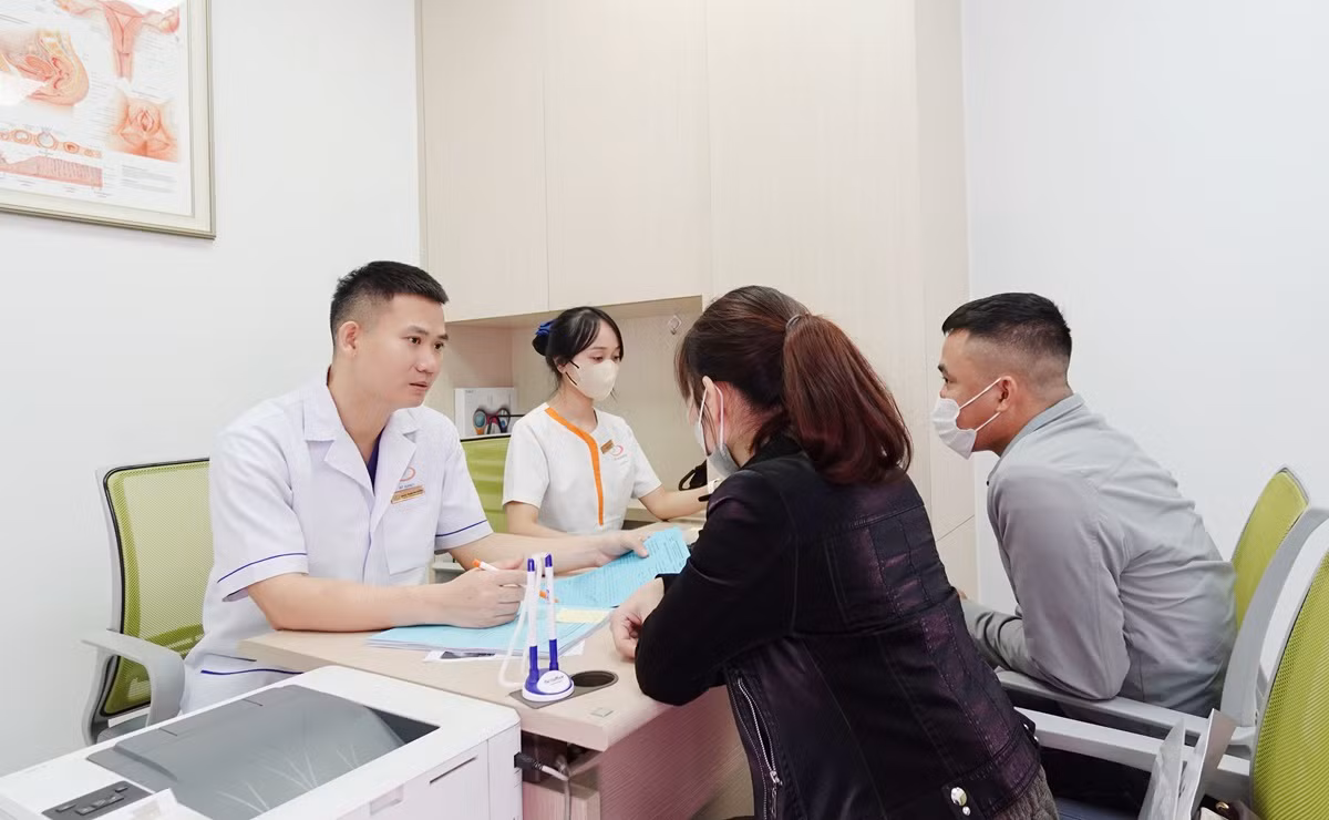Bác sĩ chuyên khoa I Phạm Văn Hưởng, Phó Giám đốc Chuyên môn bệnh viện tư vấn cặp vợ chồng hiếm muộn.