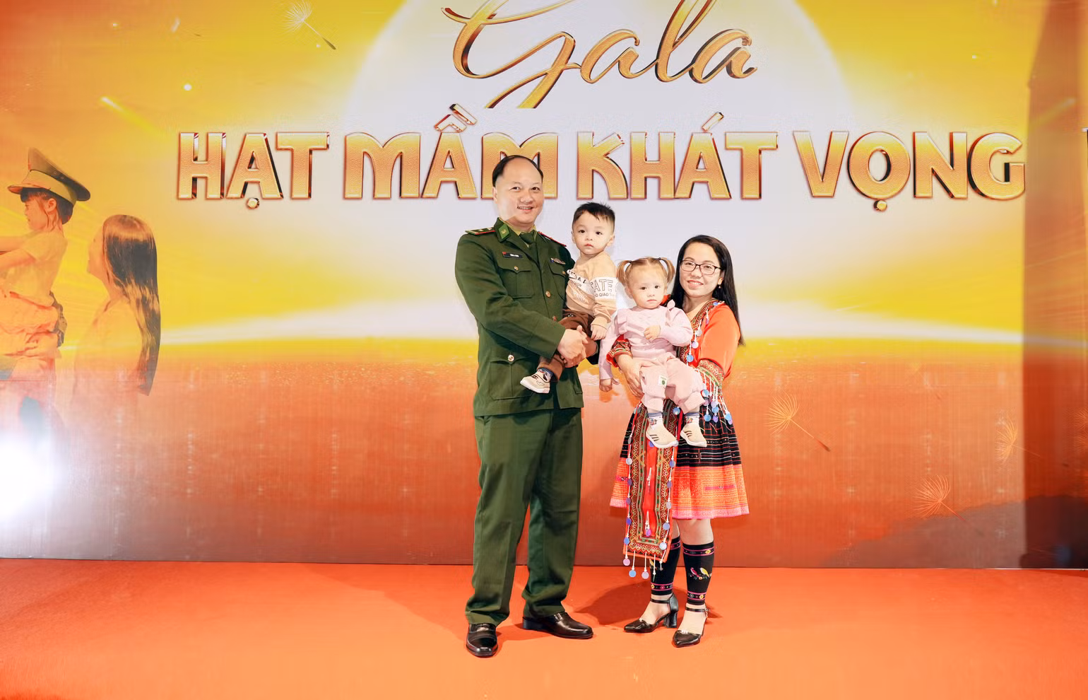 Thiếu tá Vàng A Chua, Bộ đội Biên phòng đồn Biên phòng Mường Mươn, Điện Biên và chị Lý Thị Xía hạnh phúc bên hai thiên thần nhỏ.