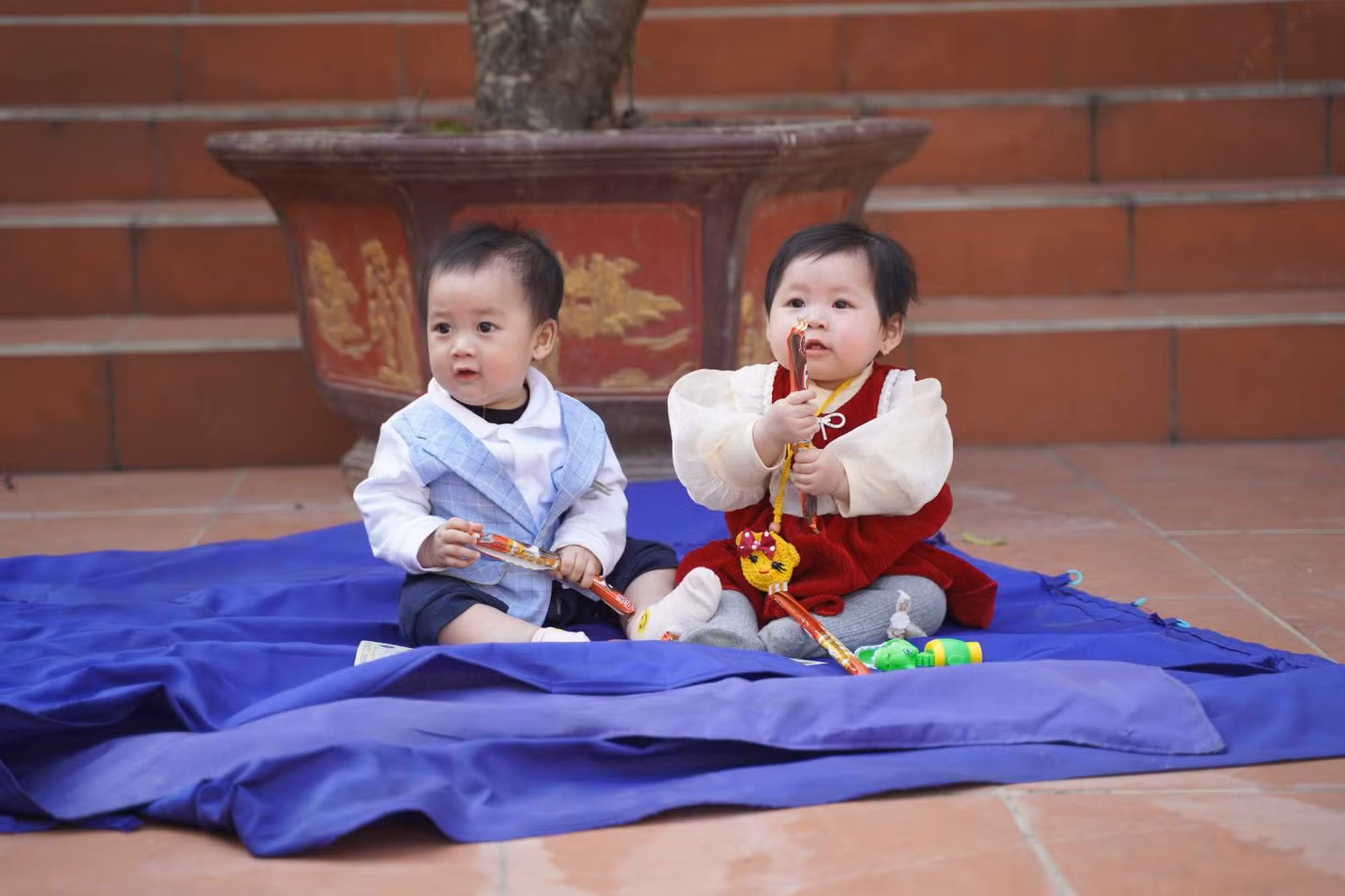 Hai em bé sinh đôi của gia đình chị Nhung. Hai em bé sinh đôi của gia đình chị Nhung.