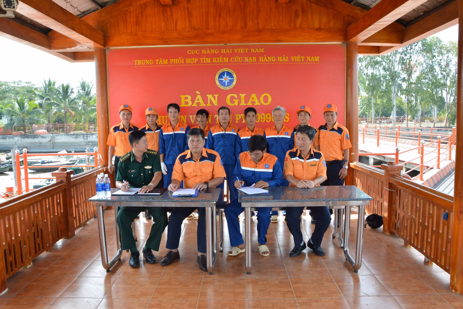 Bàn giao ngư dân cho cơ quan chức năng.