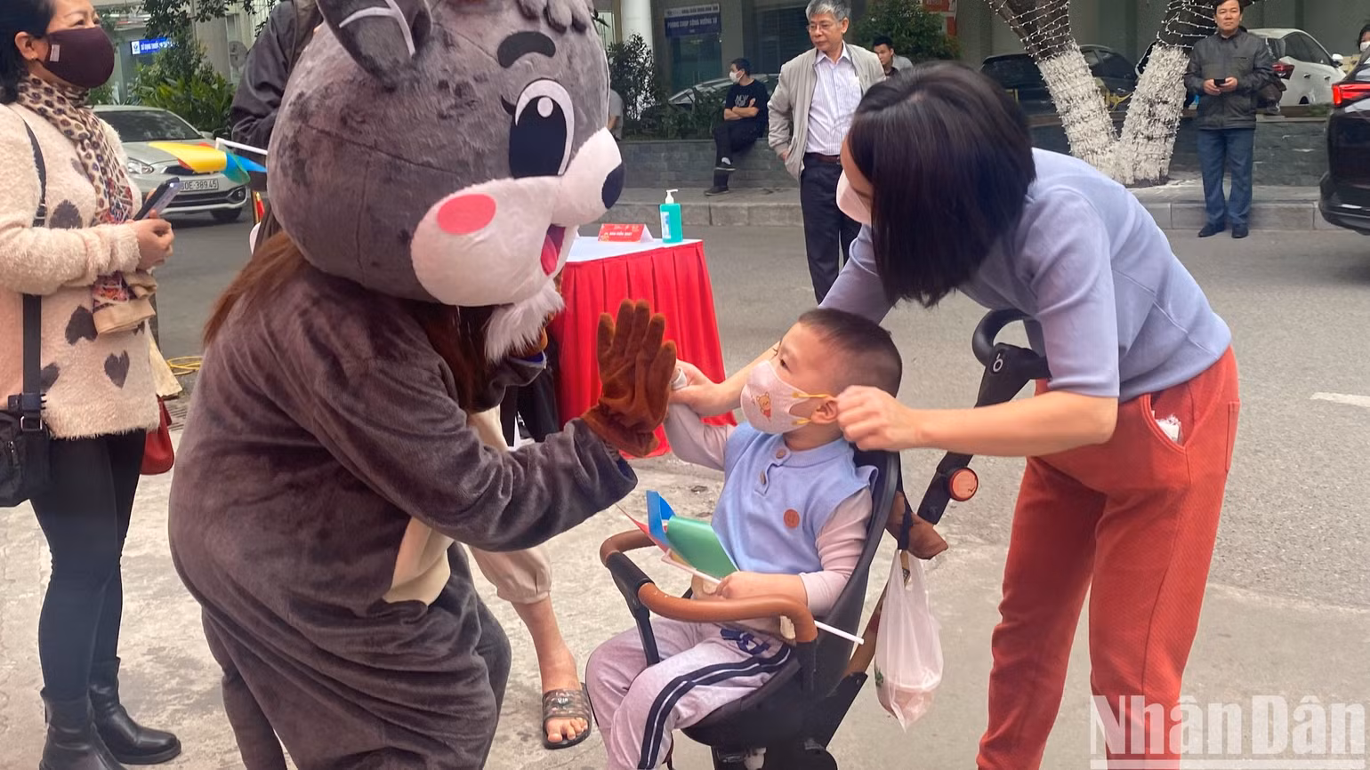 Các bé được đón tiếp nồng nhiệt từ cổng chào.