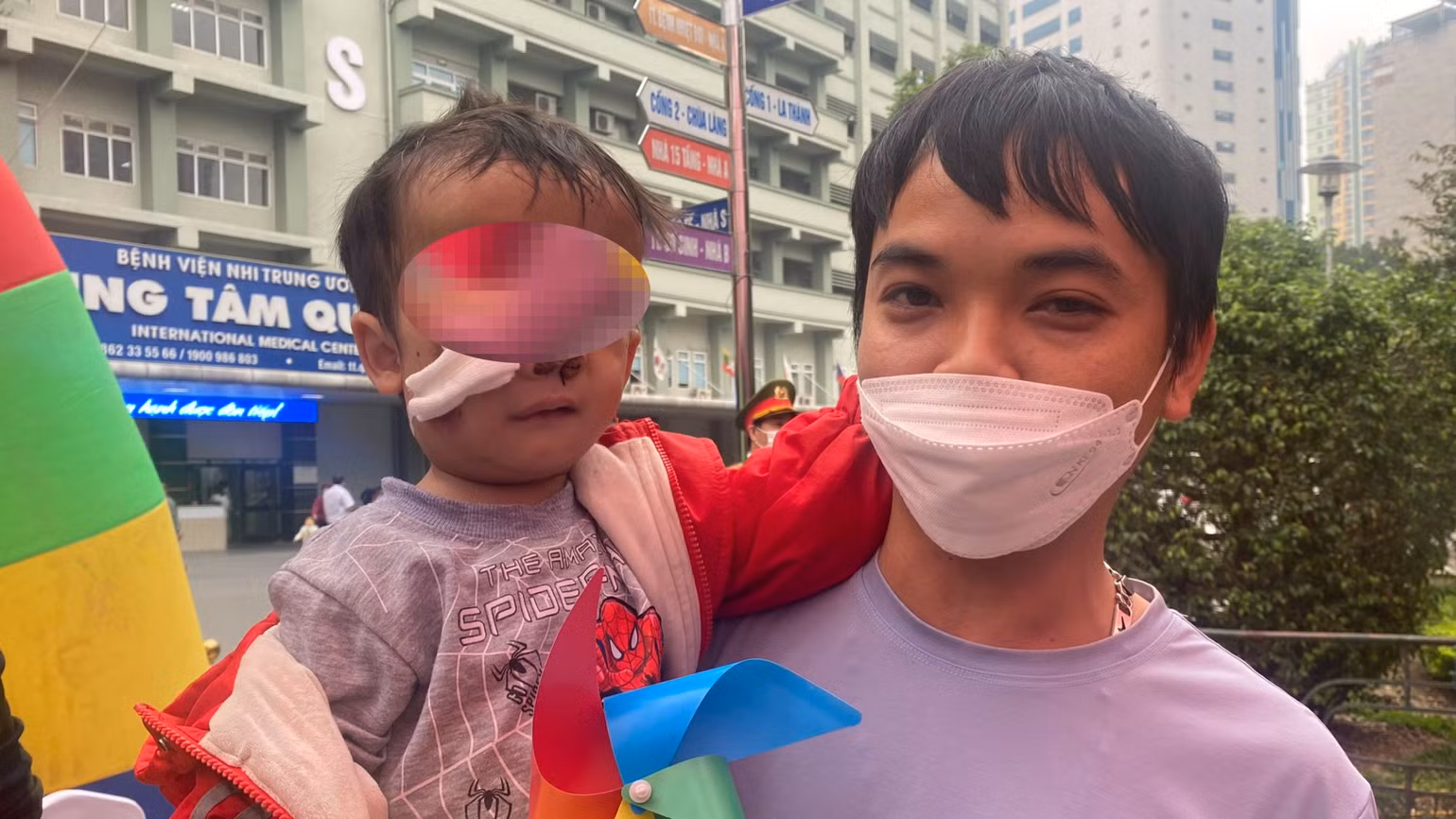 Anh Trần Đình Q. gần 5 năm qua chăm sóc con trai là Trần Đ.Q (quê Nghệ An) bị bệnh xương hóa đá ở Bệnh viện Nhi Trung ương.