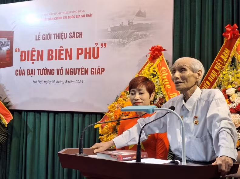 Ông Nguyễn Công Dinh chia sẻ kỷ niệm của mình khi được mang bức mật thư của Đại tướng xin ý kiến Bác Hồ chuyển phương châm tác chiến từ “đánh nhanh, thắng nhanh” sang “đánh chắc, tiến chắc".
