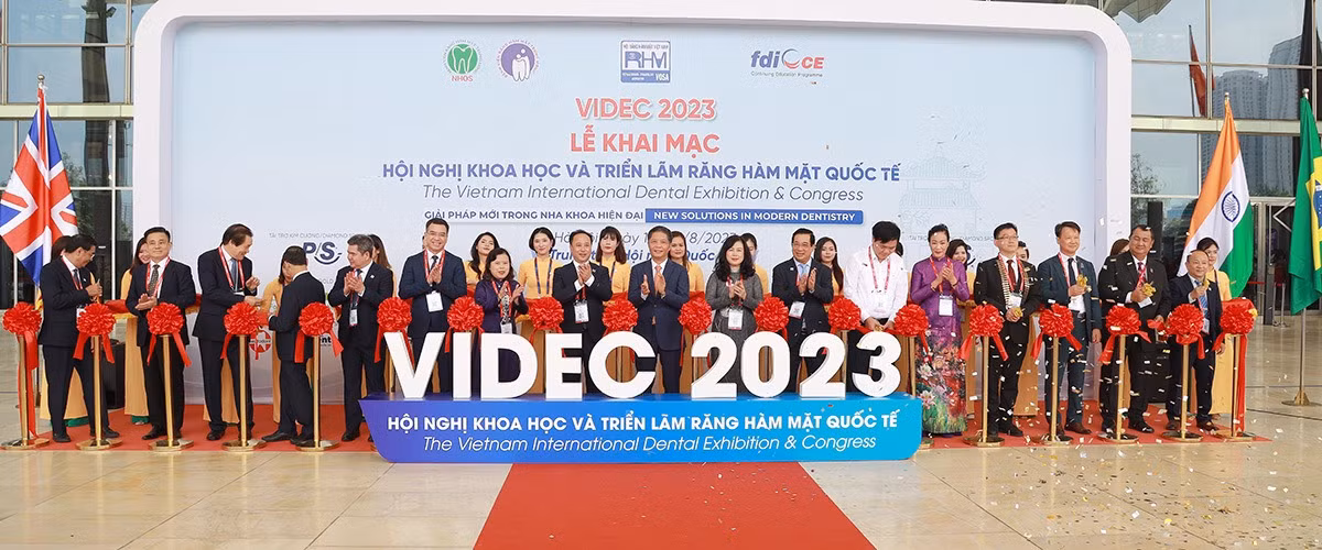 Các đại biểu cắt băng khai mạc hội nghị và triển lãm. Các đại biểu cắt băng khai mạc hội nghị và triển lãm.