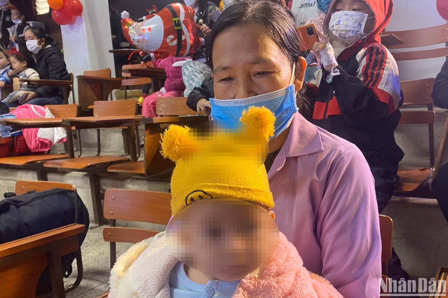 Bà Nọ Thị M. (dân tộc Thái, Lào Cai) thương cháu nội mới 14 tháng đã mắc bệnh ung thư máu.