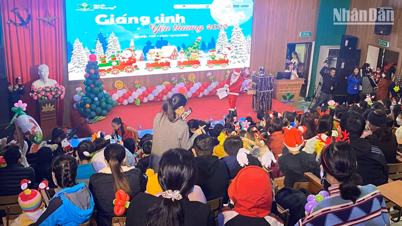 Các bé được thưởng thức nhiều tiết mục nghệ thuật đặc sắc.