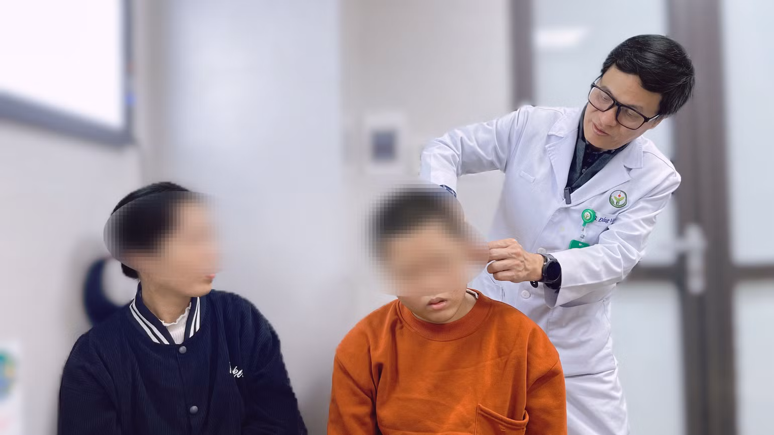 Phó Giáo sư, Tiến sĩ Đồng Văn Hệ - Phó Giám đốc Bệnh viện Hữu nghị Việt Đức, Giám đốc Trung tâm Phẫu thuật Thần kinh, khám cho bệnh nhi.