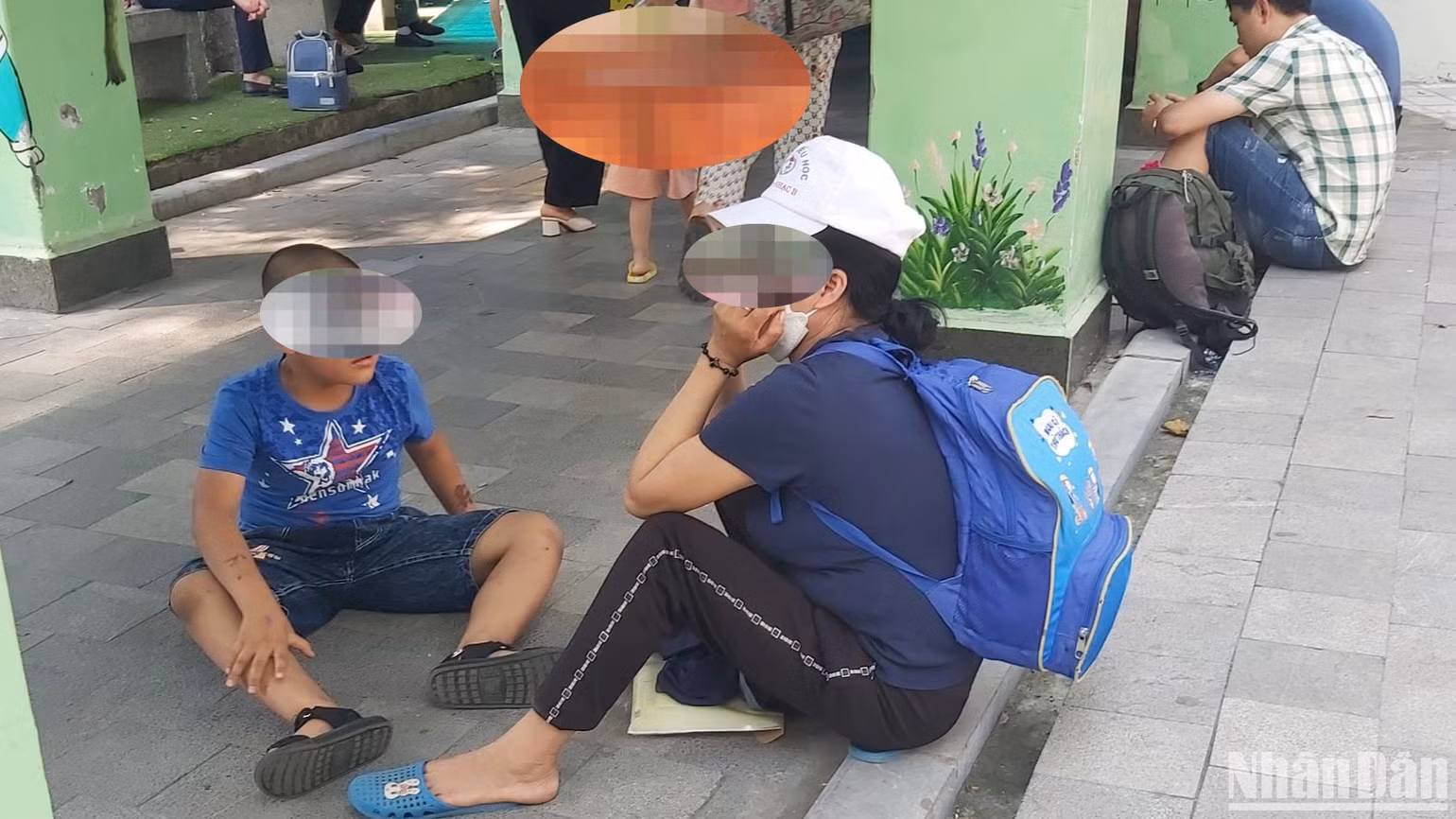 Nhiều người phải chờ cả ngày mới làm xong các xét nghiệm.