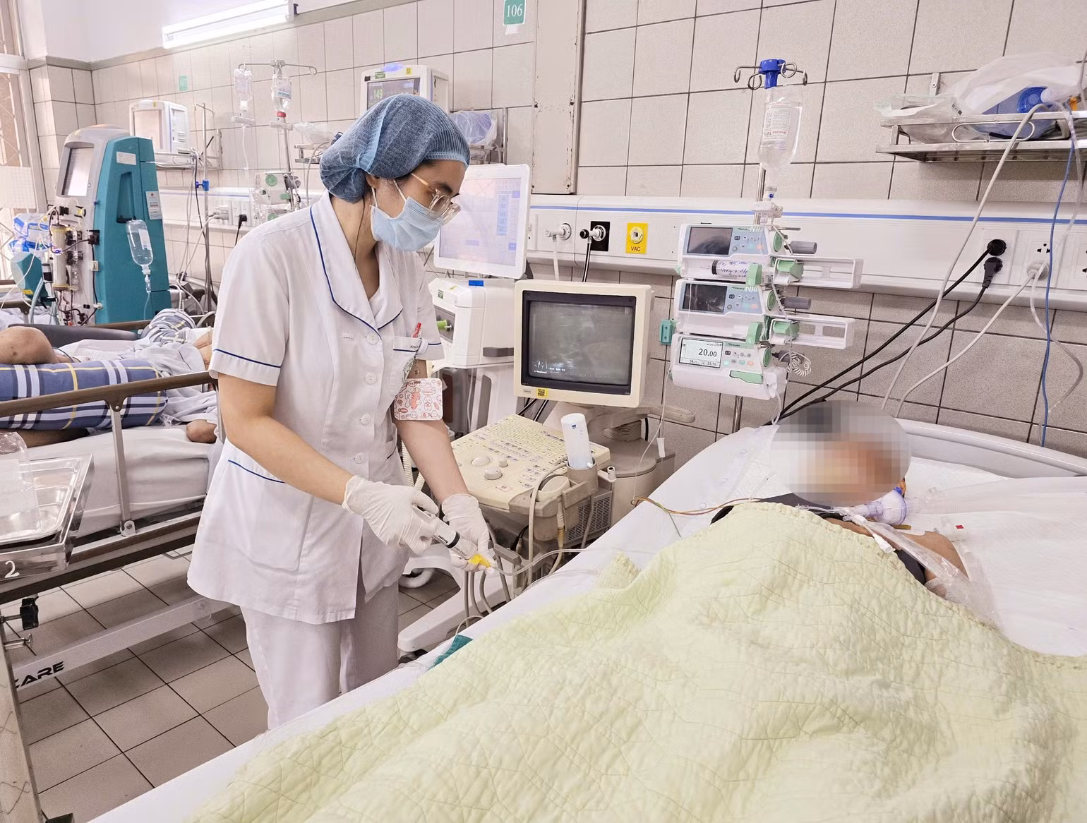 Điều dưỡng bơm rửa dạ dày cho bệnh nhi, bên trong rất nhiều bùn đất.