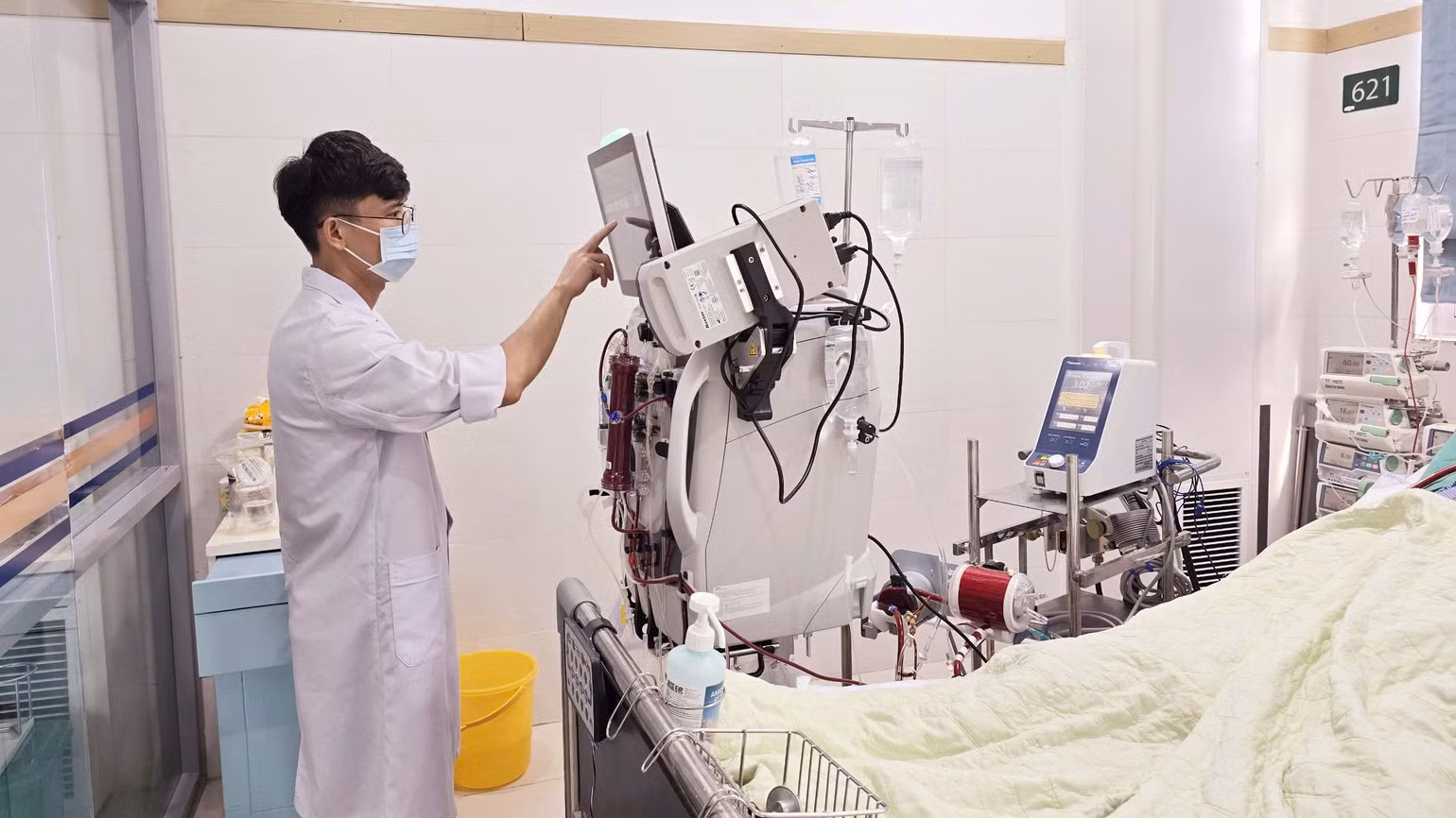 Bệnh viện Bạch Mai tích cực cứu chữa người bệnh.