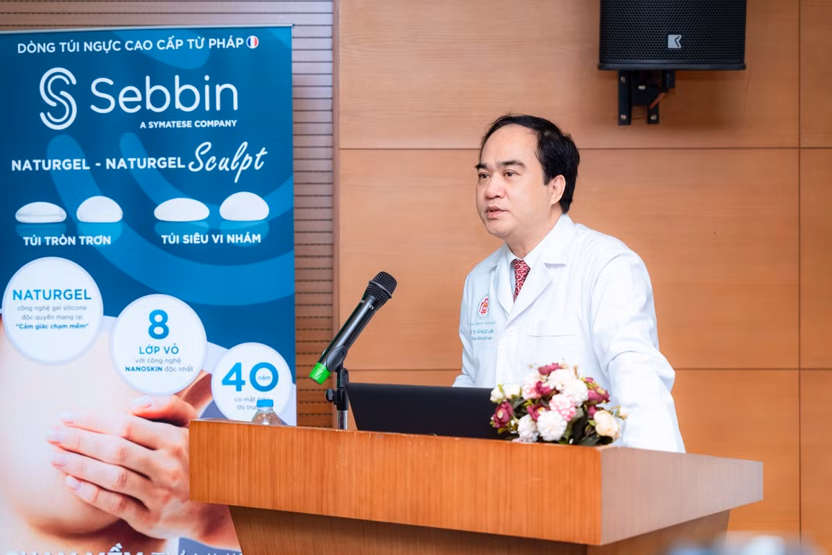 Phó Giáo sư, Tiến sĩ Vũ Ngọc Lâm, Phó Giám đốc Bệnh viện Trung ương Quân đội 108 chia sẻ với người bệnh trong buổi chia sẻ chuyên môn về phẫu thuật tái tạo vòng 1. Phó Giáo sư, Tiến sĩ Vũ Ngọc Lâm, Phó Giám đốc Bệnh viện Trung ương Quân đội 108 chia sẻ với người bệnh trong buổi chia sẻ chuyên môn về phẫu thuật tái tạo vòng 1.