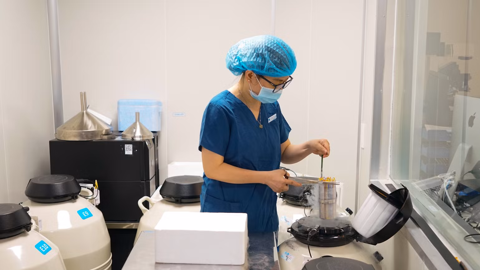Chuyên viên phôi học đang thực hiện trữ phôi tại thùng trữ phôi. Chuyên viên phôi học đang thực hiện trữ phôi tại thùng trữ phôi.