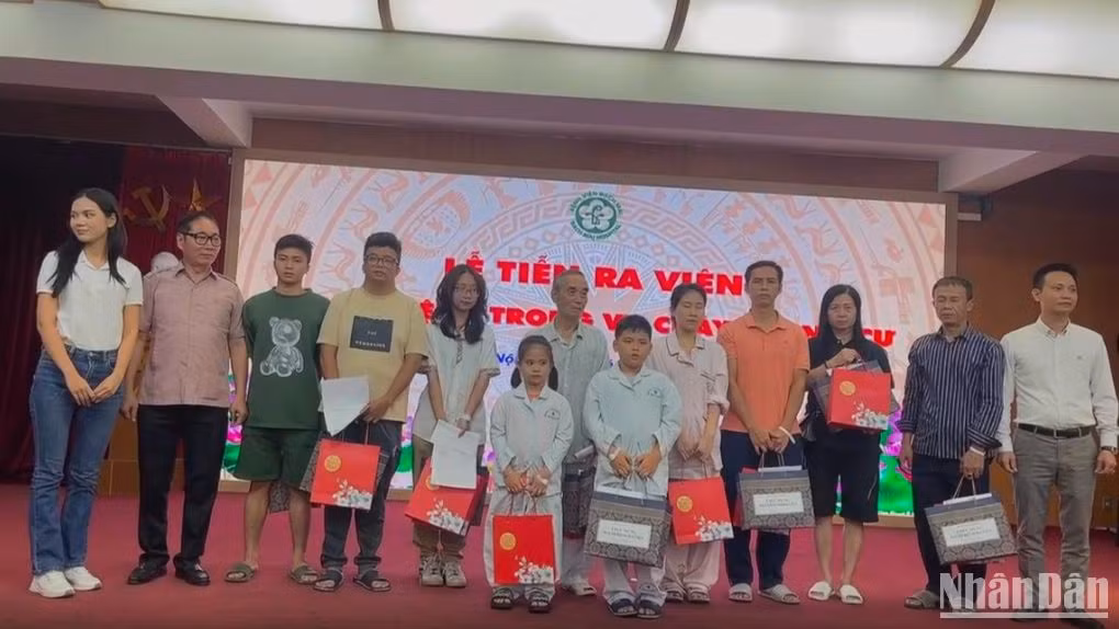 Luật sư Nguyễn Văn Chiến, Đại biểu Quốc hội khóa XIV, Giám đốc Công ty Luật Nguyễn Chiến cùng đoàn thiện nguyện tặng quà cho các bệnh nhân ngày hôm nay được xuất viện.