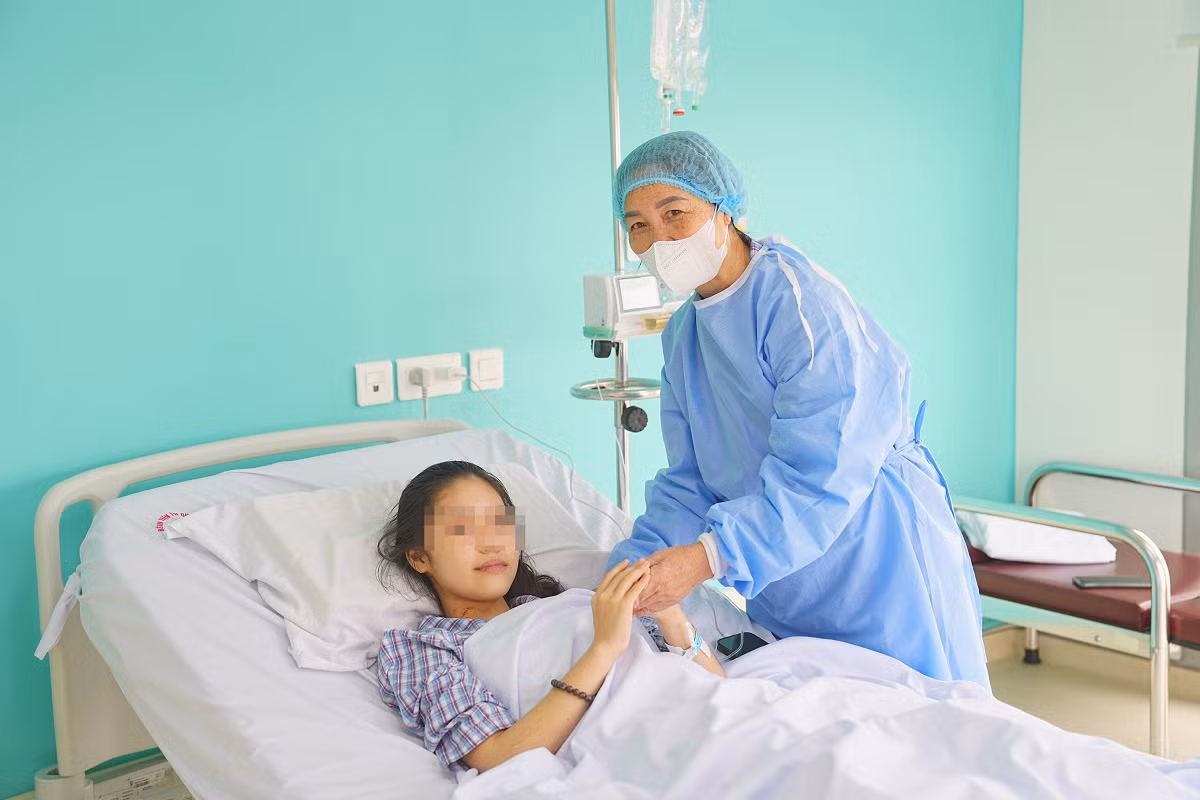 Hai bà cháu gặp lại nhau sau ca ghép gan. Hai bà cháu gặp lại nhau sau ca ghép gan.