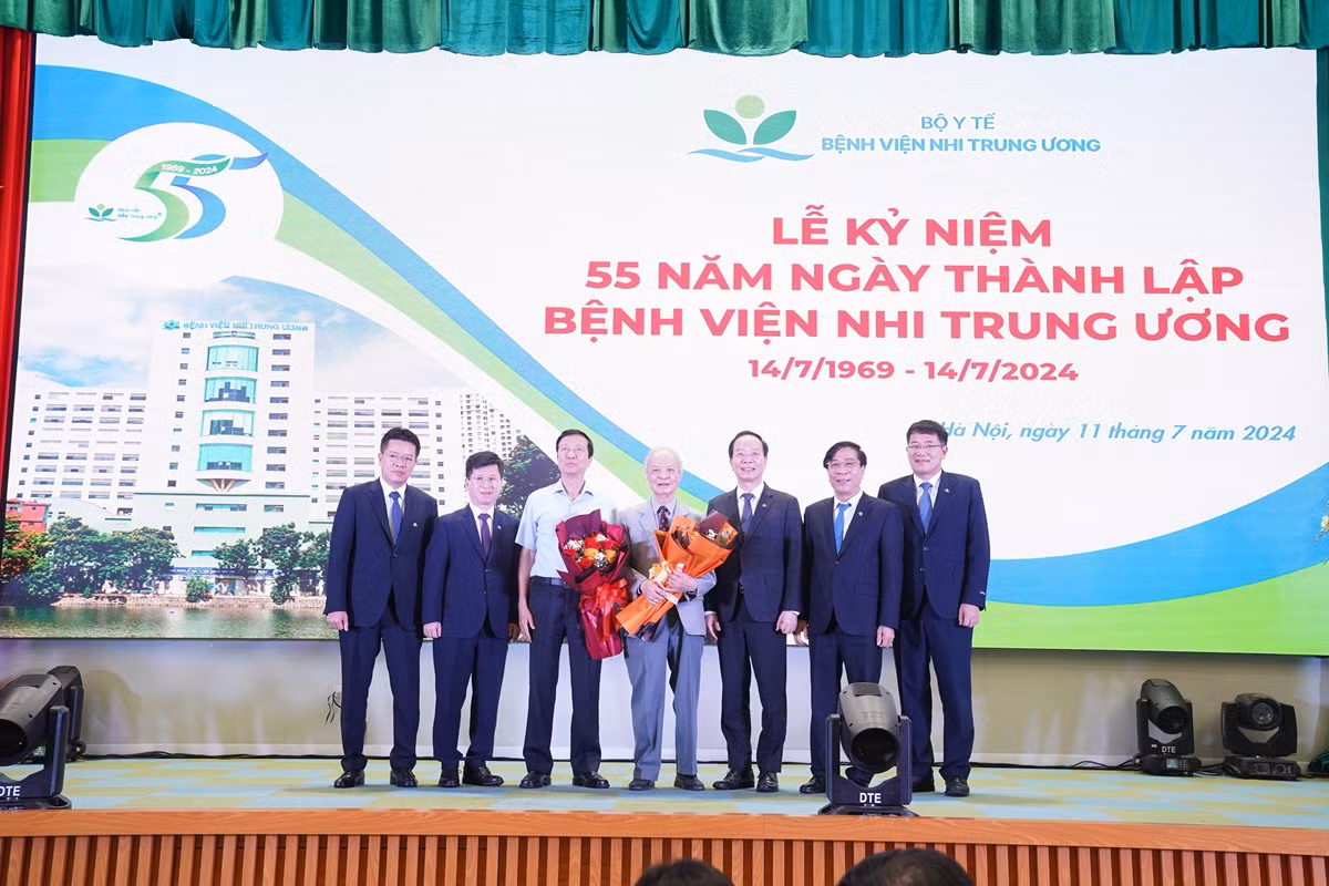 Ban lãnh đạo bệnh viện tri ân các vị nguyên lãnh đạo Bệnh viện Nhi Trung ương.
