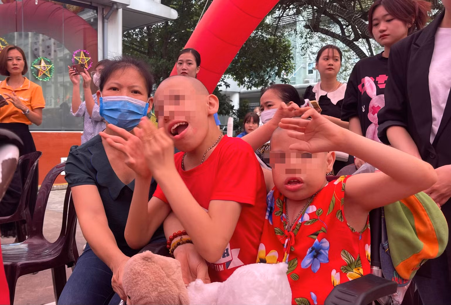 Chị Bùi Thị L. có 17 năm trường kỳ ở viện chăm 2 con bị bại não. Chị Bùi Thị L. có 17 năm trường kỳ ở viện chăm 2 con bị bại não.