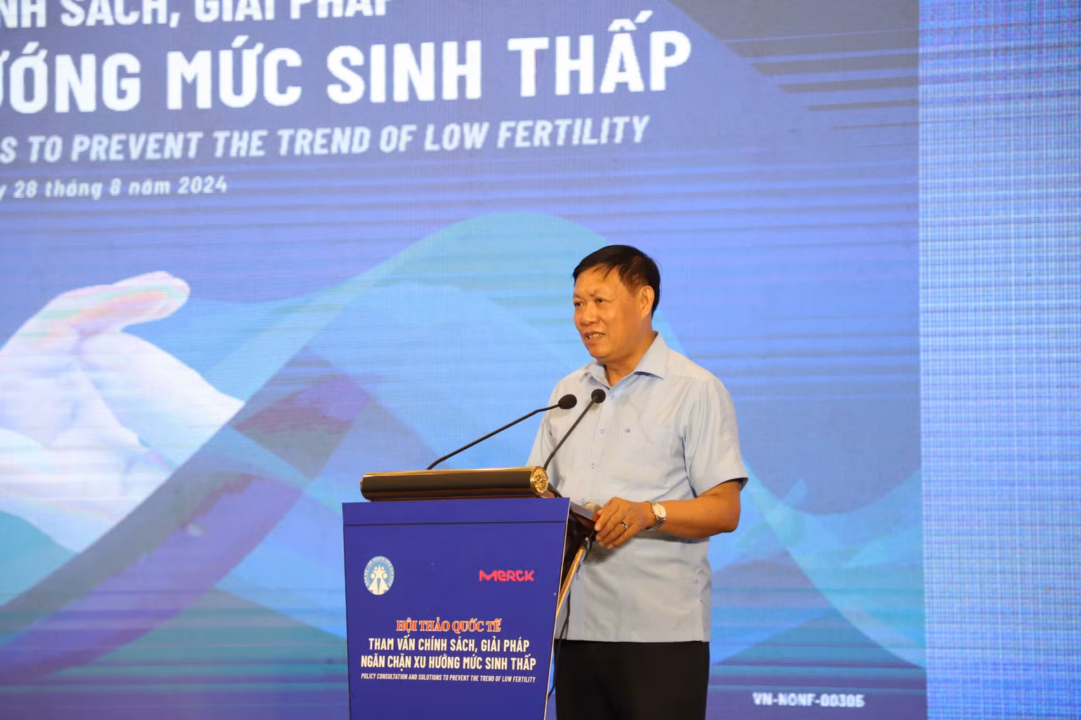 Ông Đỗ Xuân Tuyên, Thứ trưởng Thường trực Y tế phát biểu tại hội thảo.