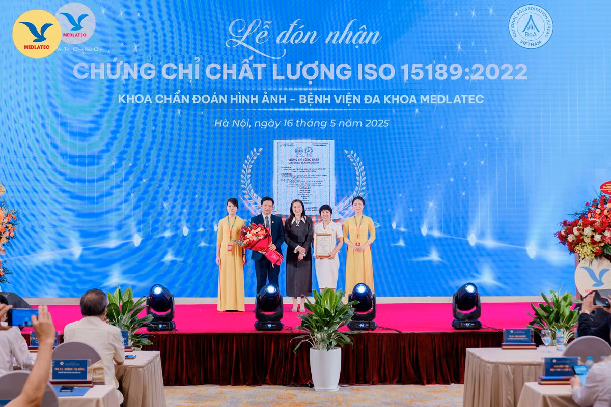 Đại diện Medlatec lên nhận chứng chỉ ISO 15189:2022 từ Văn phòng Công nhận chất lượng quốc gia (BoA). Đại diện Medlatec lên nhận chứng chỉ ISO 15189:2022 từ Văn phòng Công nhận chất lượng quốc gia (BoA).