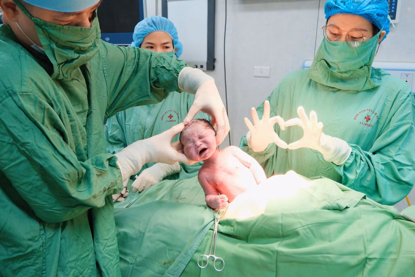 Ca phẫu thuật do Thạc sĩ, bác sĩ chuyên khoa II Trần Ngọc Đính - Trưởng khoa Tự nguyện D5 trực tiếp thực hiện. Ca phẫu thuật do Thạc sĩ, bác sĩ chuyên khoa II Trần Ngọc Đính - Trưởng khoa Tự nguyện D5 trực tiếp thực hiện.