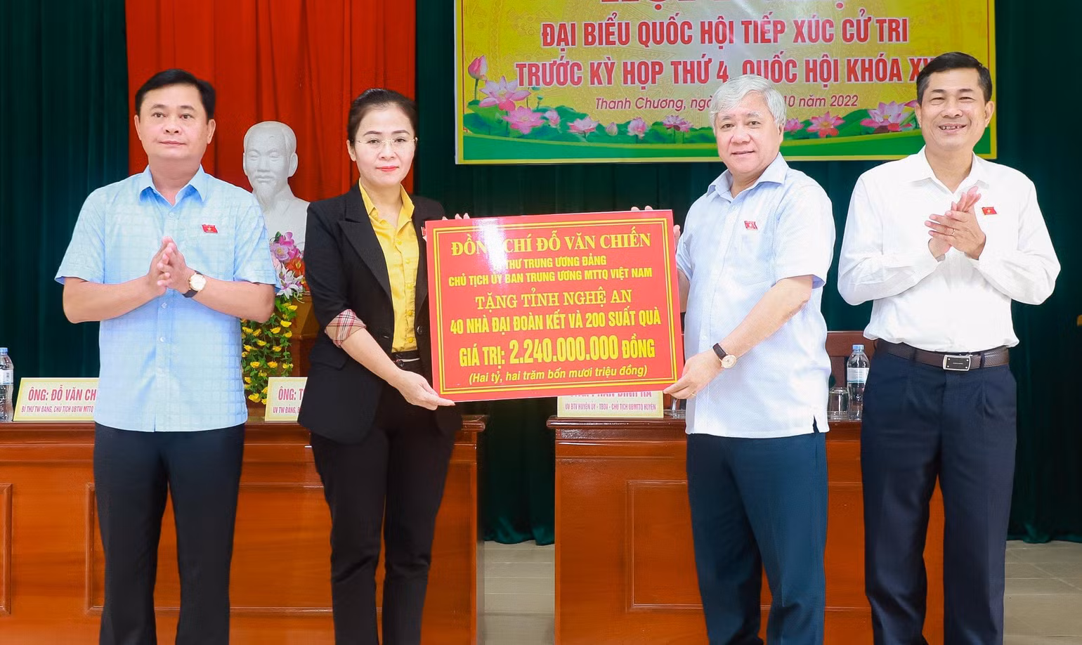 Bí thư Trung ương Đảng, Chủ tịch Ủy ban Trung ương Mặt trận Tổ quốc Việt Nam Đỗ Văn Chiến trao hỗ trợ tỉnh Nghệ An.