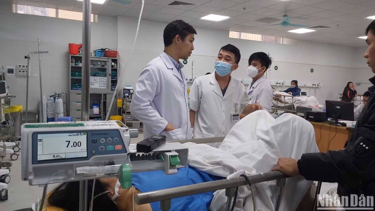 Các bác sĩ khám, hội chẩn các trường hợp nhập viện cấp cứu. Các bác sĩ khám, hội chẩn các trường hợp nhập viện cấp cứu.