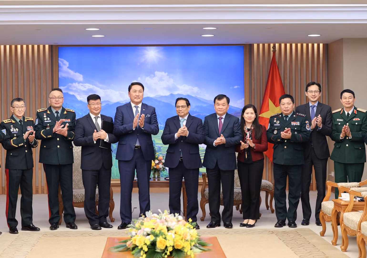 Thủ tướng Phạm Minh Chính và Bộ trưởng Quốc phòng Mông Cổ Saikhanbayar Gursed chụp ảnh chung với các thành viên hai nước sau buổi tiếp. Thủ tướng Phạm Minh Chính và Bộ trưởng Quốc phòng Mông Cổ Saikhanbayar Gursed chụp ảnh chung với các thành viên hai nước sau buổi tiếp.