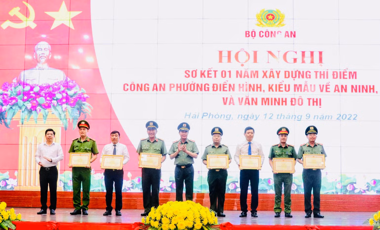 Lãnh đạo Bộ Công an trao Bằng khen của Bộ Công an tặng các tập thể, cá nhân có thành tích xuất sắc. Lãnh đạo Bộ Công an trao Bằng khen của Bộ Công an tặng các tập thể, cá nhân có thành tích xuất sắc.