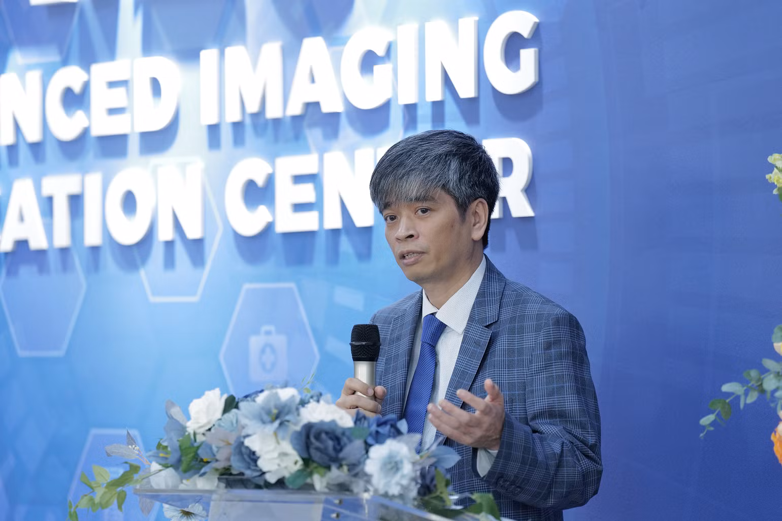 Phó Giáo sư, Tiến sĩ Bùi Văn Giang.