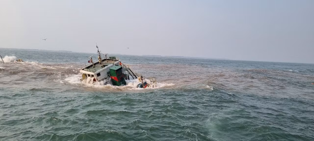 Hình ảnh tàu SUNRISE 268 đang chìm dần.