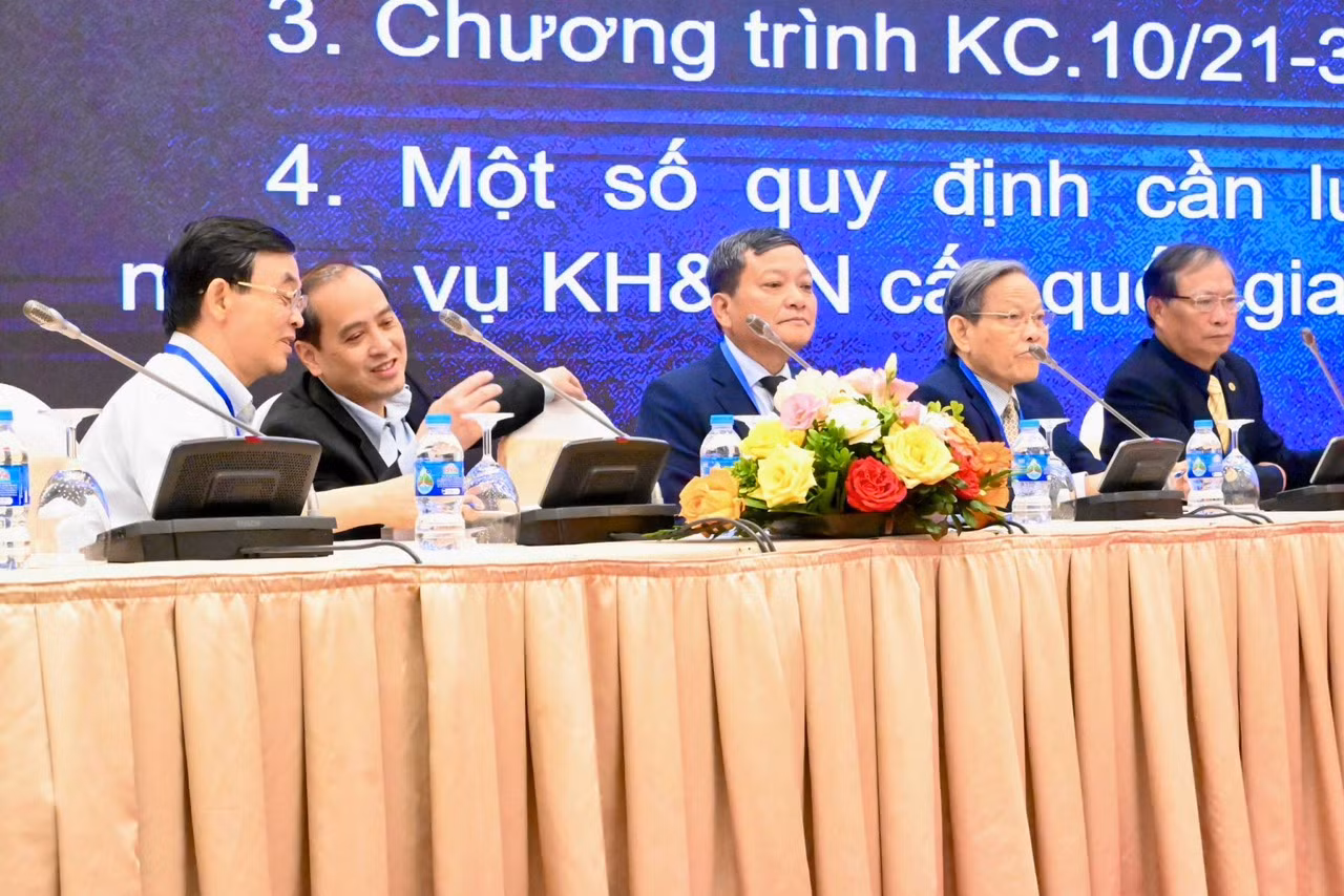 Hội nghị có nhiều phiên thảo luận, với sự tham gia của nhiều chuyên gia đầu ngành về lĩnh vực lao, phổi. Hội nghị có nhiều phiên thảo luận, với sự tham gia của nhiều chuyên gia đầu ngành về lĩnh vực lao, phổi.