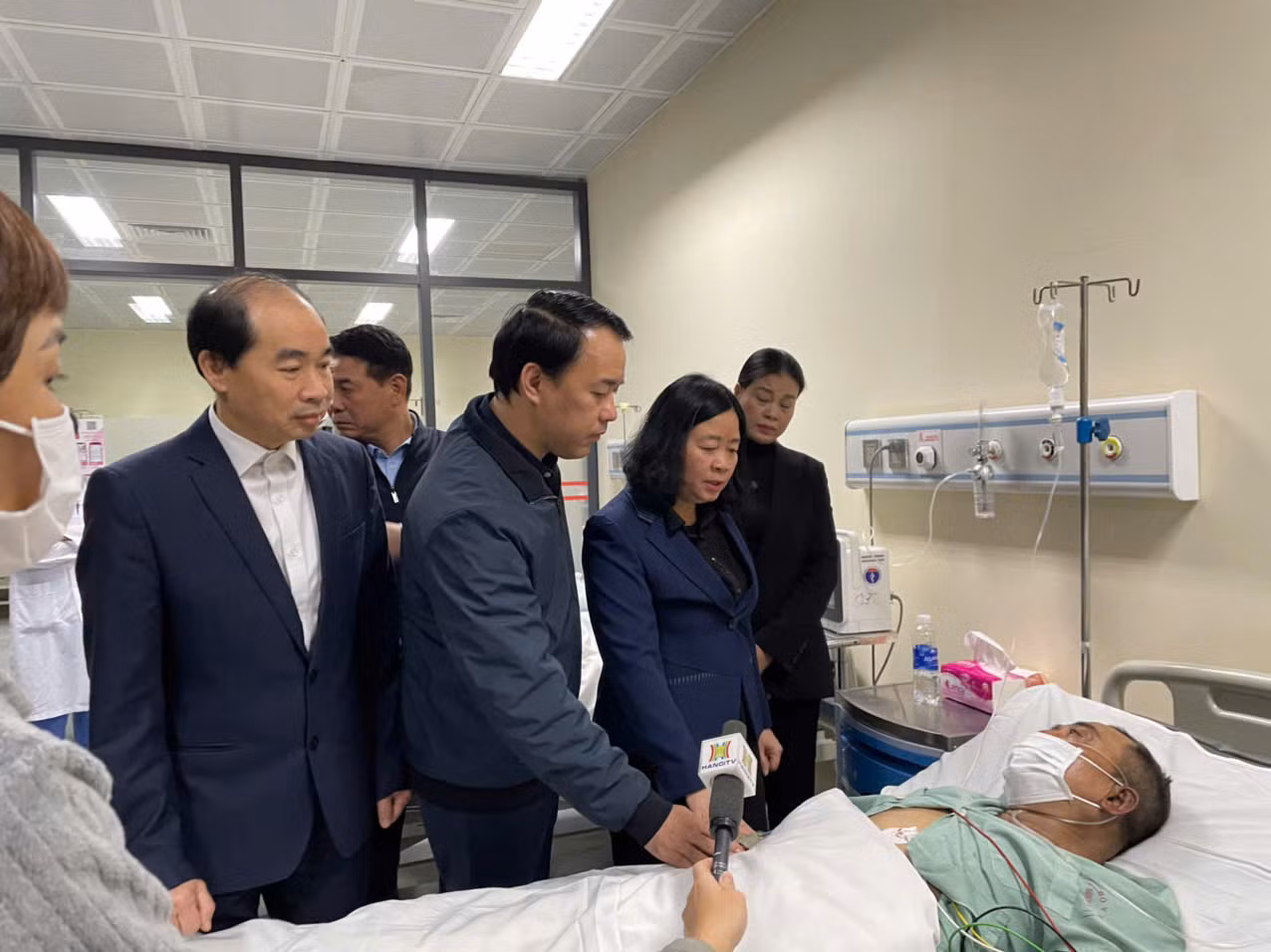 Bí thư Thành ủy Hà Nội Bùi Thị Minh Hoài đã thăm và động viên các nạn nhân đang nằm điều trị tại Bệnh viện E. (Ảnh: TT) Bí thư Thành ủy Hà Nội Bùi Thị Minh Hoài đã thăm và động viên các nạn nhân đang nằm điều trị tại Bệnh viện E. (Ảnh: TT)