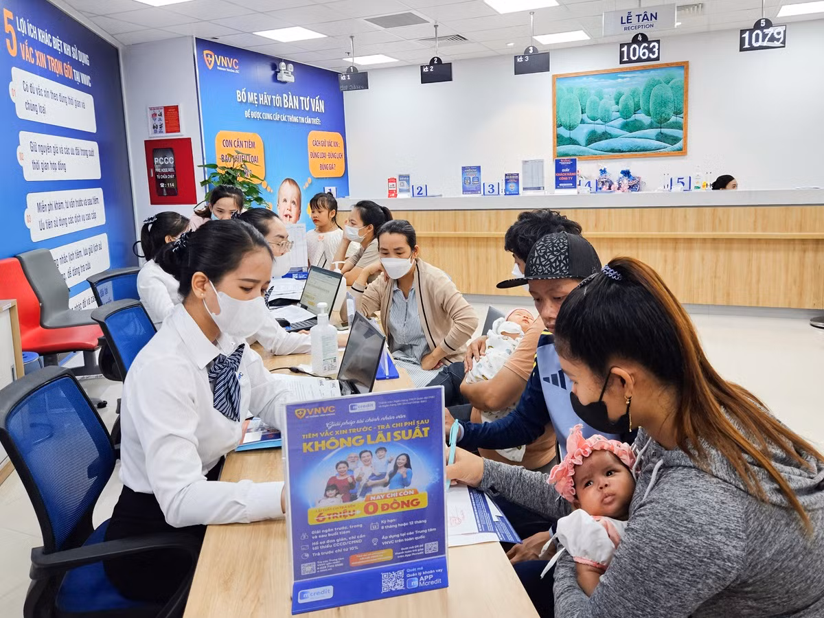 Gần 7.000 trẻ em và người lớn được tiêm phòng đầy đủ với gói hỗ trợ tiêm trước, trả tiền sau. Gần 7.000 trẻ em và người lớn được tiêm phòng đầy đủ với gói hỗ trợ tiêm trước, trả tiền sau.