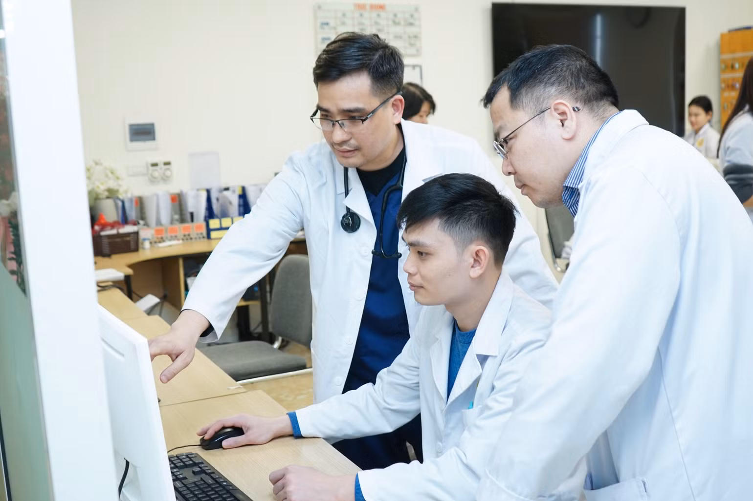 Các bác sĩ hội chẩn để đưa ra phương án tốt nhất cho người bệnh. Các bác sĩ hội chẩn để đưa ra phương án tốt nhất cho người bệnh.