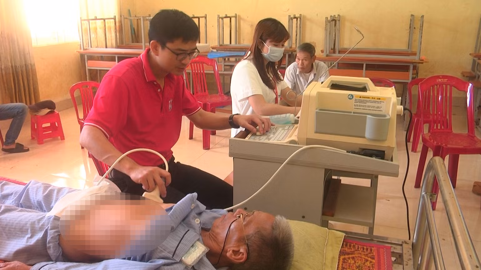Các y, bác sĩ siêu âm cho người dân.
