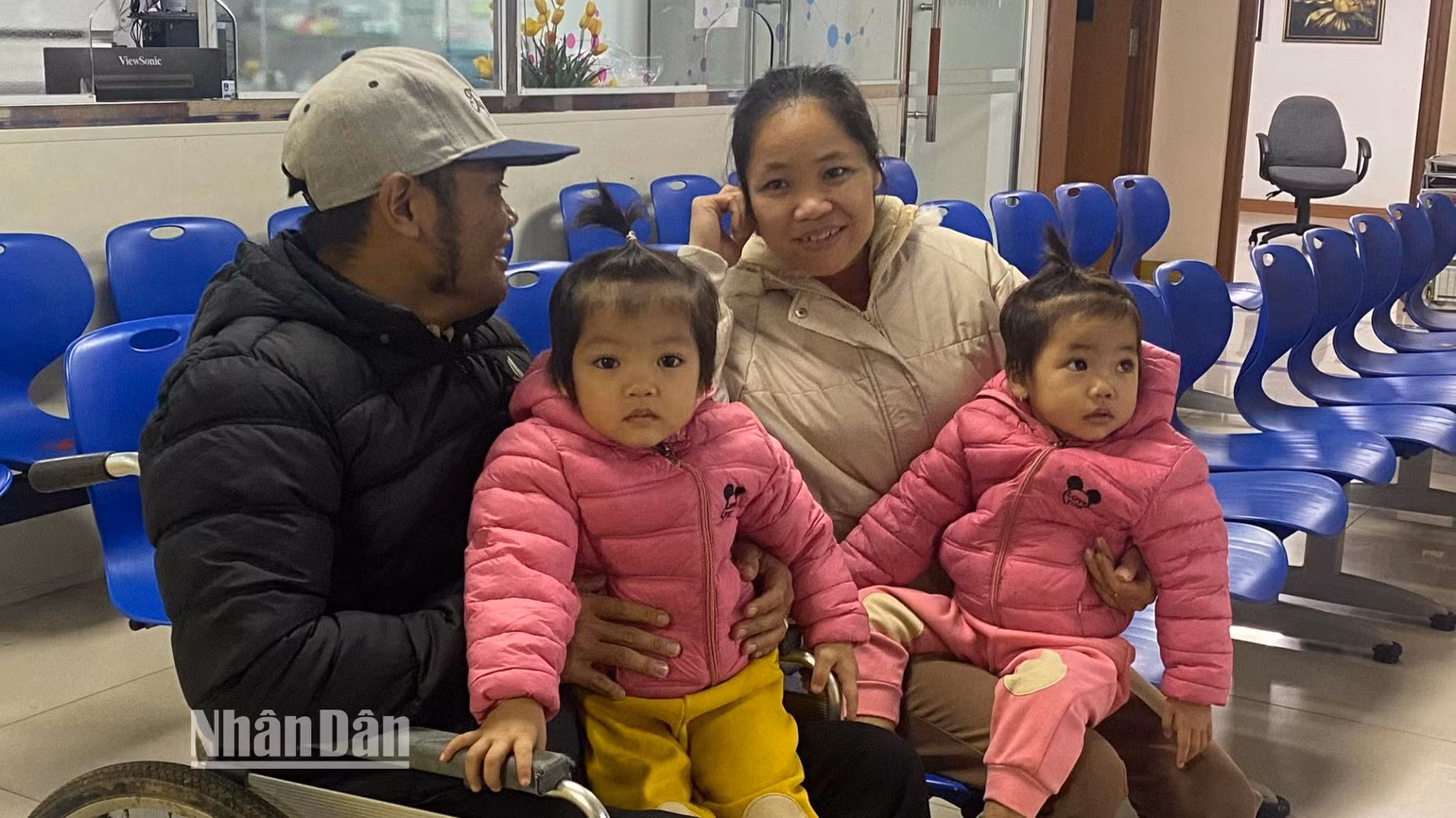 Hai bé Thiên An, Thiên Ý đã hơn 2 tuổi và hát véo von suốt ngày. Hai bé Thiên An, Thiên Ý đã hơn 2 tuổi và hát véo von suốt ngày.