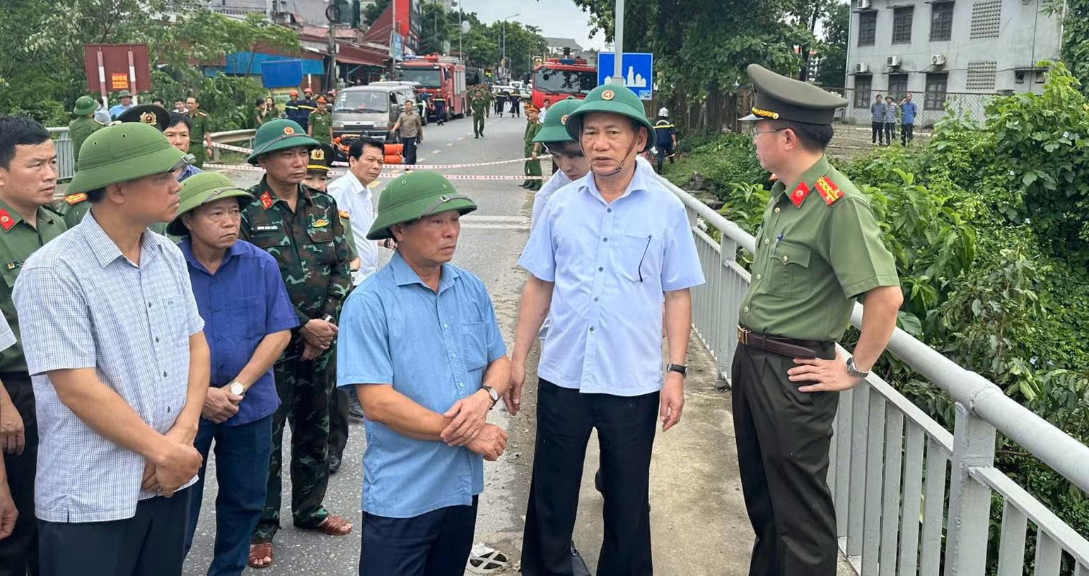 Phó Thủ tướng kiểm tra hiện trường cầu Phong Châu bị sập.