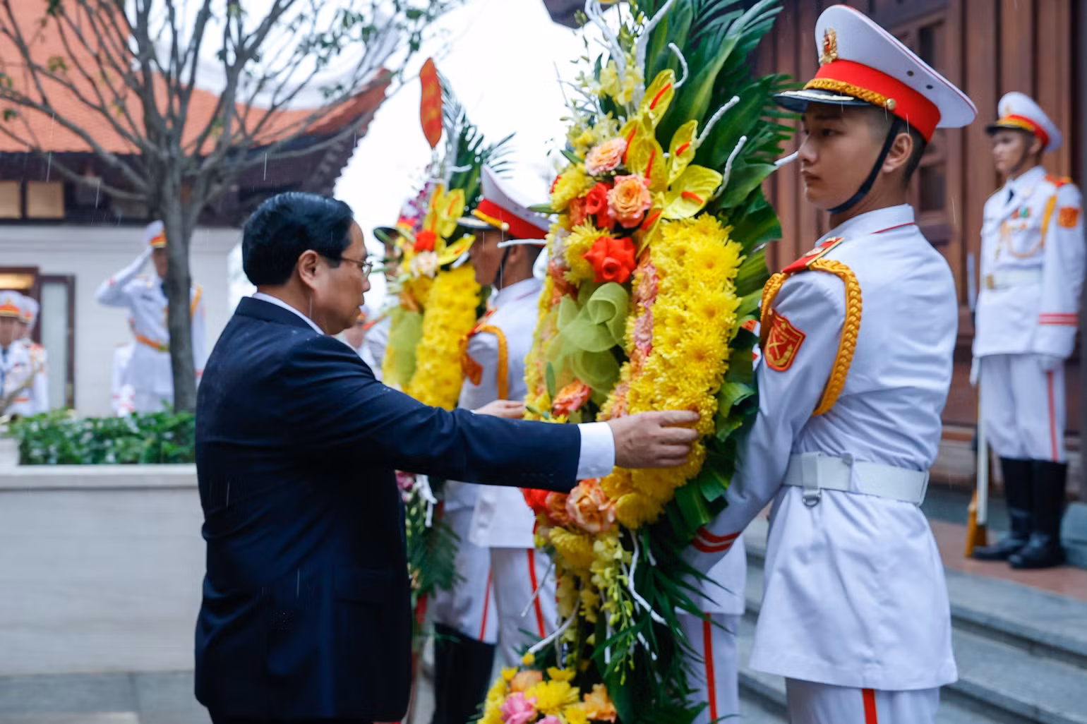 Thủ tướng Chính phủ Phạm Minh Chính dâng hoa tri ân các Anh hùng liệt sĩ. Thủ tướng Chính phủ Phạm Minh Chính dâng hoa tri ân các Anh hùng liệt sĩ.