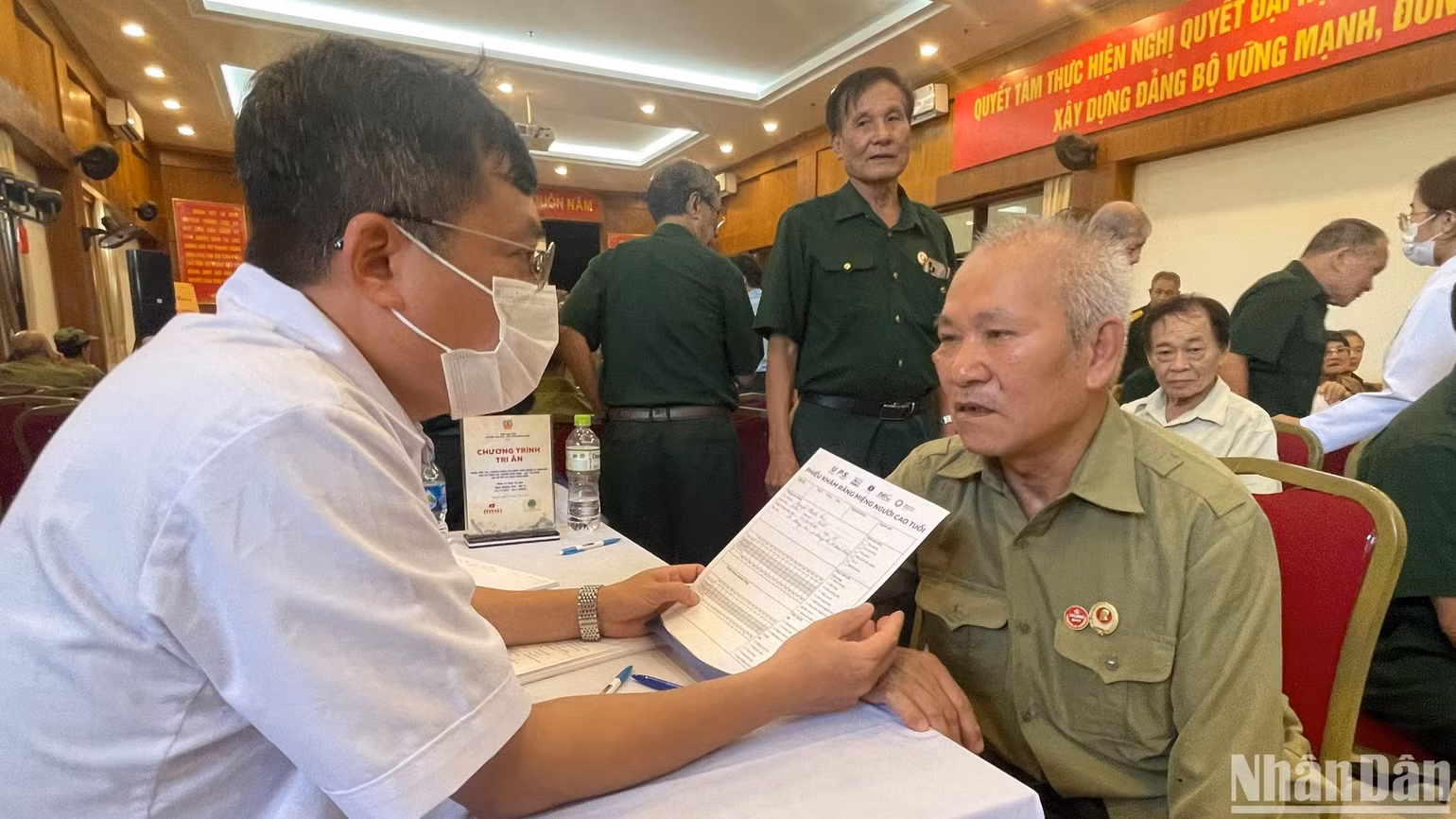 Bác sĩ tư vấn cho ông Nguyễn Trịnh Ân. Bác sĩ tư vấn cho ông Nguyễn Trịnh Ân.