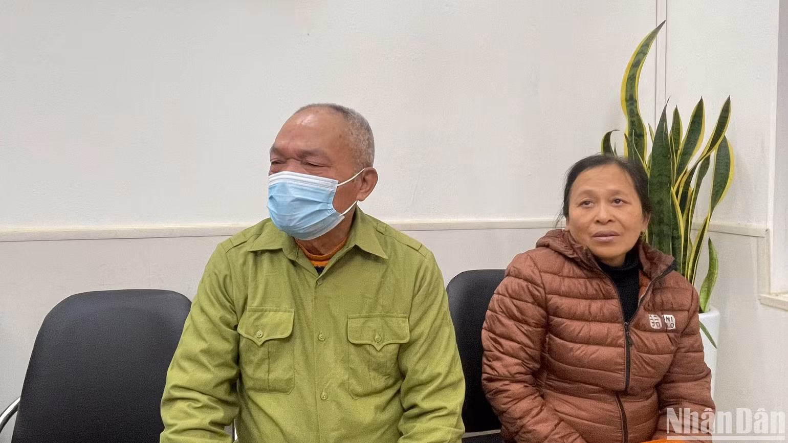 Bố chồng và mẹ ruột chị Hiền chia sẻ trong buổi con mình được xuất viện. Bố chồng và mẹ ruột chị Hiền chia sẻ trong buổi con mình được xuất viện.