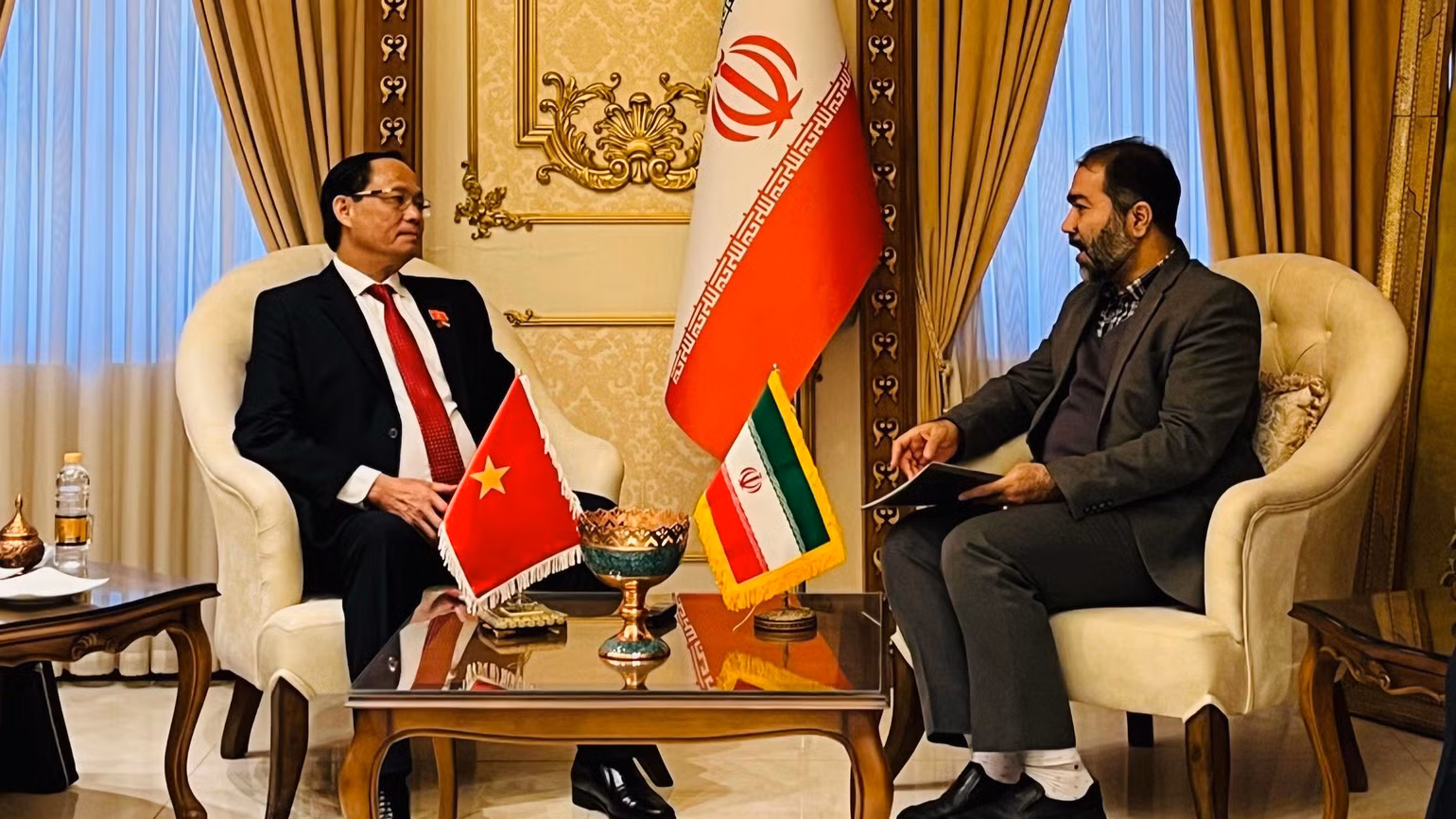 Phó Chủ tịch Quốc hội, Thượng tướng Trần Quang Phương tiếp Tỉnh trưởng tỉnh Isfahan. Phó Chủ tịch Quốc hội, Thượng tướng Trần Quang Phương tiếp Tỉnh trưởng tỉnh Isfahan.