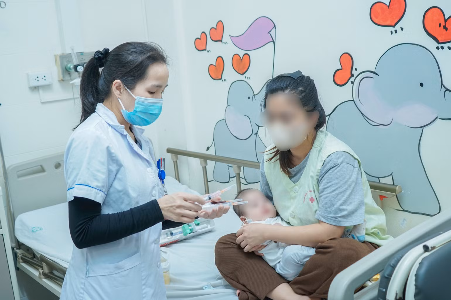 Bệnh nhi được phẫu thuật kịp thời, qua tình trạng nguy kịch.