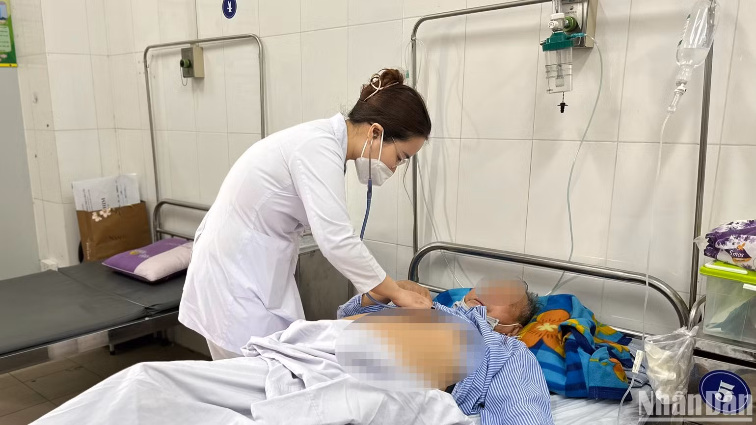 Bệnh nhân B.Đ.Đ (62 tuổi, Khoái Châu, Hưng Yên) đang nằm điều trị tại Bệnh viện Phổi Trung ương.