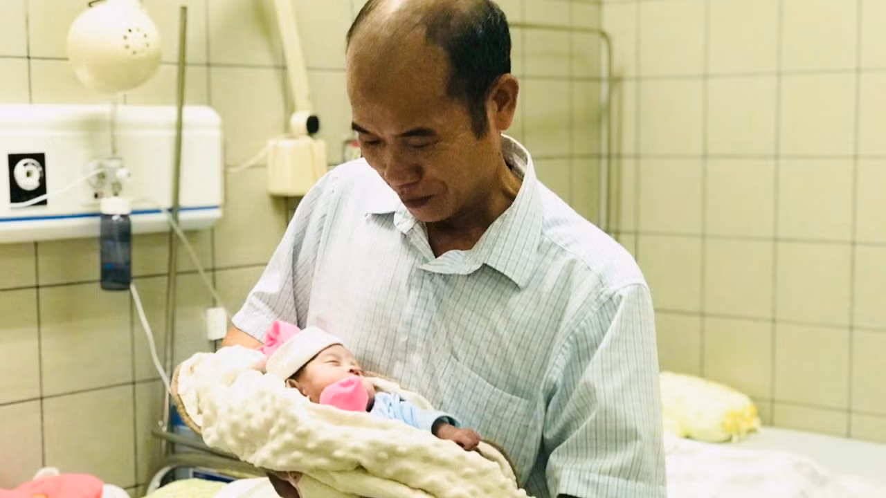 Ông nội hạnh phúc khi đón cháu gái khỏe mạnh xuất viện.