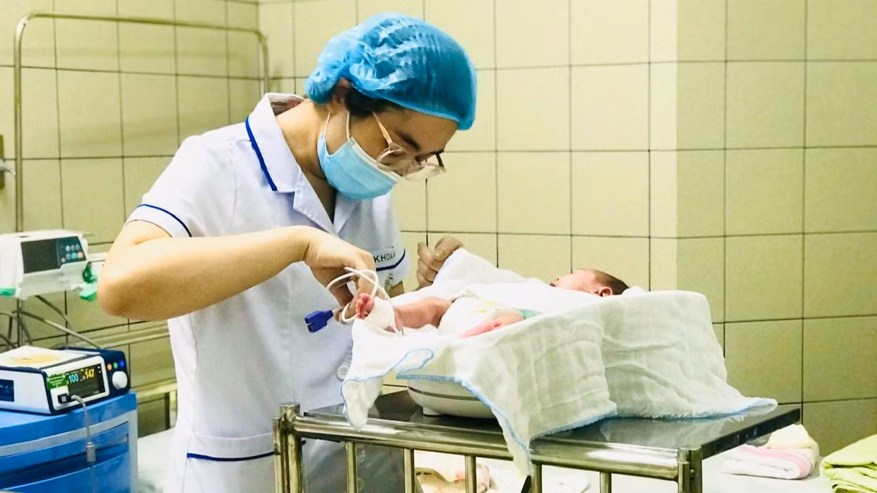 Từ 700gr lúc sinh, bé đã tăng cân, đạt 2.200gr lúc xuất viện.