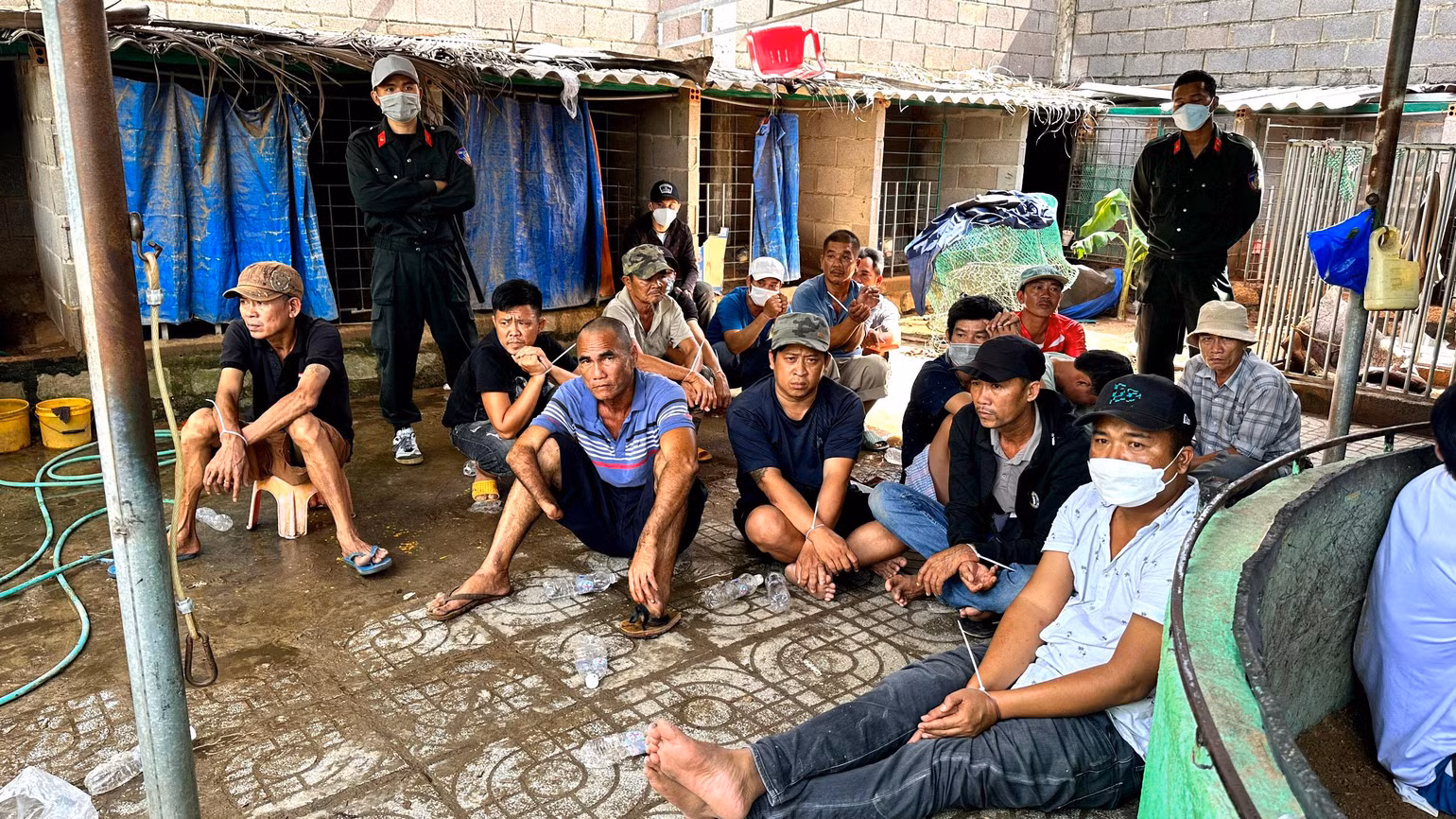 Lực lượng công an bắt giữ khoảng 70 đối tượng ngay tại hiện trường. Lực lượng công an bắt giữ khoảng 70 đối tượng ngay tại hiện trường.