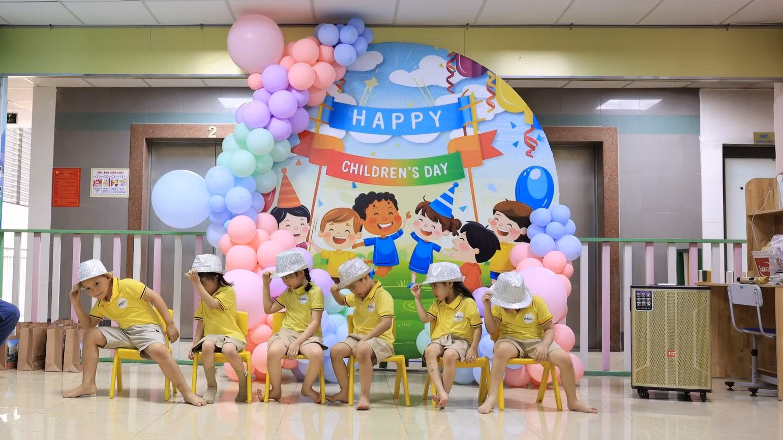 Các bé biểu diễn tại chương trình. Các bé biểu diễn tại chương trình.
