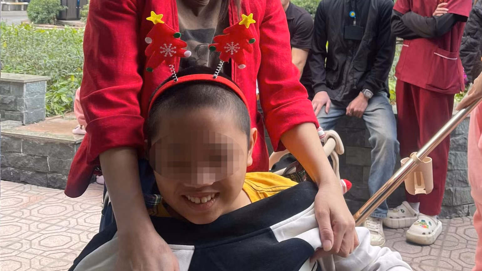 D. có nụ cười tươi tắn dù em biết về căn bệnh của mình. D. có nụ cười tươi tắn dù em biết về căn bệnh của mình.