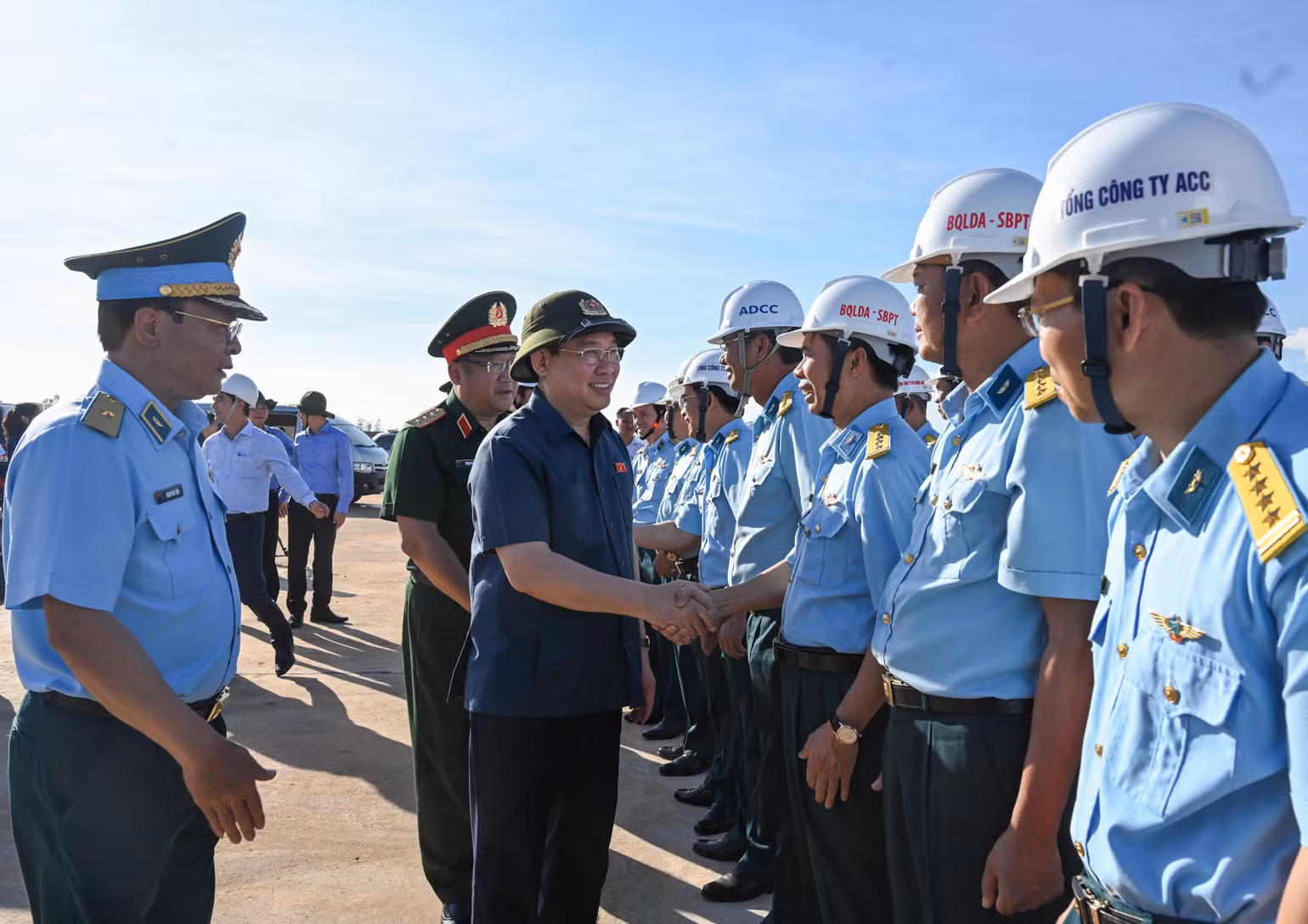 Chủ tịch Quốc hội Vương Đình Huệ và đoàn công tác với cán bộ, chiến sĩ tại Dự án đầu tư xây dựng sân bay quân sự Phan Thiết. Chủ tịch Quốc hội Vương Đình Huệ và đoàn công tác với cán bộ, chiến sĩ tại Dự án đầu tư xây dựng sân bay quân sự Phan Thiết.